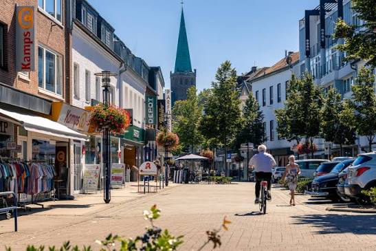 Foto Erfahren Sie, wann sich ein Immobilienverkauf mit Makler in Heinsberg lohnt und wann ein Privatverkauf sinnvoll sein kann. Der Ratgeber zeigt Vorteile, Kosten, typische Aufgaben und Risiken und hilft Ihnen, die passende Verkaufsstrategie f�r Ihre Immobilie zu w�hlen.<br>