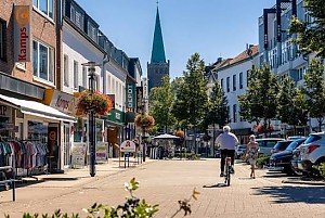 Foto Erfahren Sie, wann sich ein Immobilienverkauf mit Makler in Heinsberg lohnt und wann ein Privatverkauf sinnvoll sein kann. Der Ratgeber zeigt Vorteile, Kosten, typische Aufgaben und Risiken und hilft Ihnen, die passende Verkaufsstrategie für Ihre Immobilie zu wählen.<br>