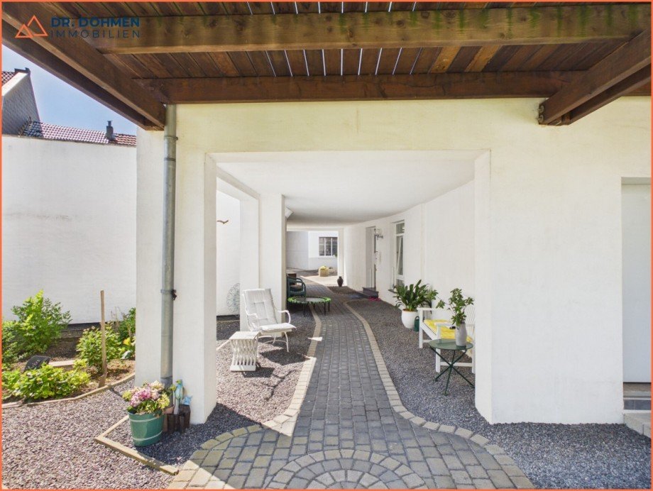 �berdachter Weg in den Garten Zweifamilienhaus Heinsberg / Randerath